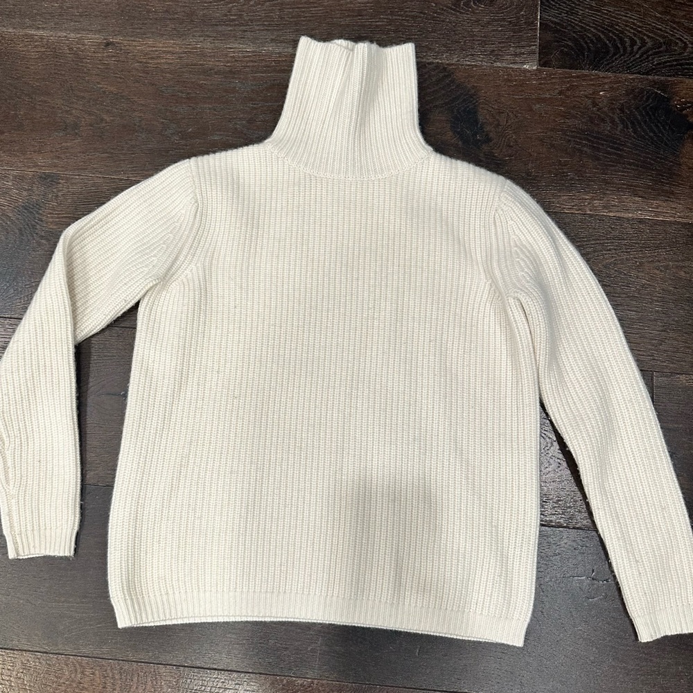 JENNI KAYNE
Cashmere Turtleneck size XS  100% Cashmere